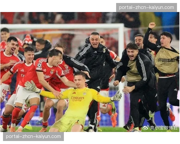 特写：欧冠赛前，两队球迷在柏林街头友好聚会交流